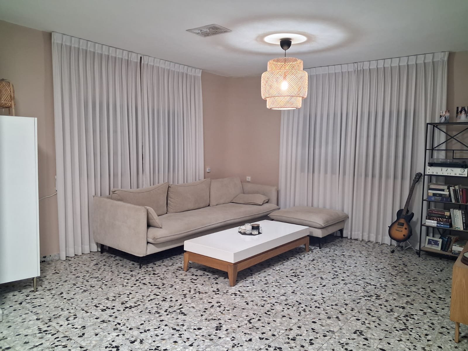 שיפוץ סלון – צבע, תאורה וריצוף בגימור נקי